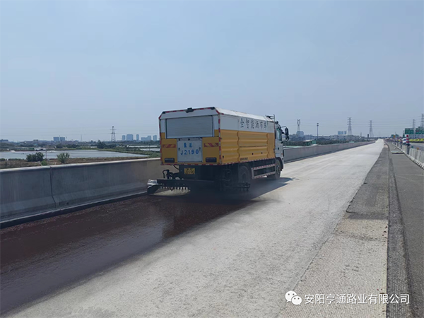 熱烈祝賀我司中江高速稀漿封層、透層試驗(yàn)段成功