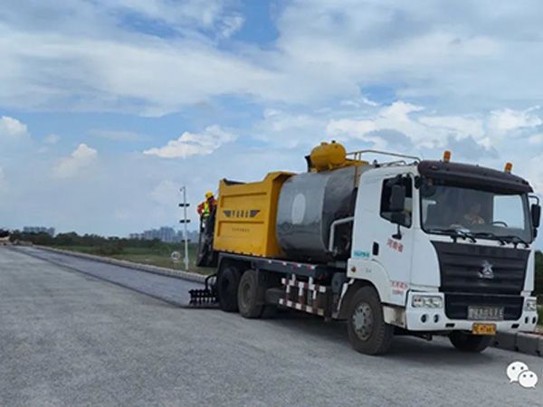 熱烈祝賀我司鶴港高速封層、透層試驗段成功