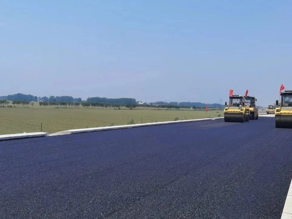 許信高速透層、封層和瀝青下面層試驗段攤鋪圓 滿成功